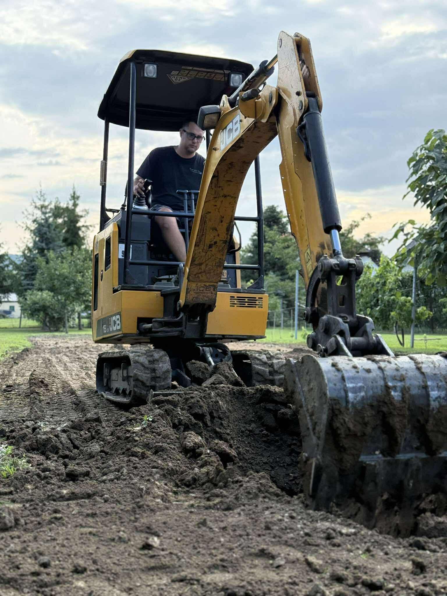 JCB kotró munka közben